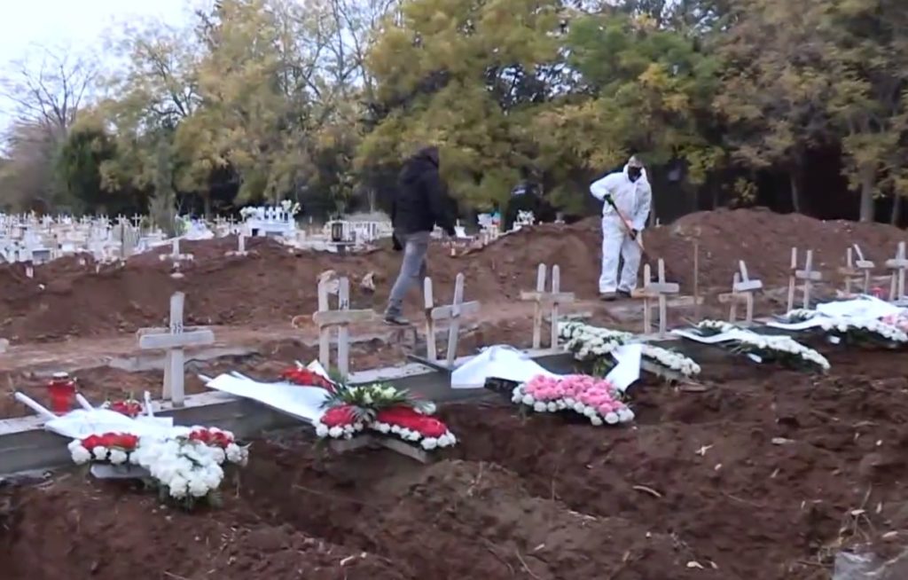 Εικόνες – σοκ στη Θέρμη: Δεκάδες τάφοι για θύματα κορονοϊού σε σειρά (Video)