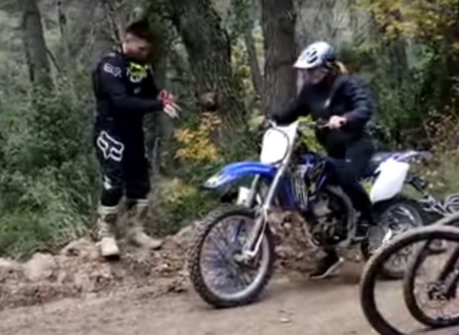 Και βίντεο από την Πάρνηθα – Μαρέβα και Μητσοτάκης κάνουν motocross την ώρα του θανατικού