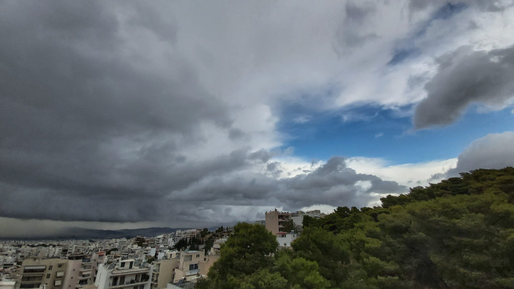 Χειμωνιάτικος ο καιρός με χαμηλές θερμοκρασίες και καταιγίδες –  Ισχυρή βροχόπτωση και στην Αττική