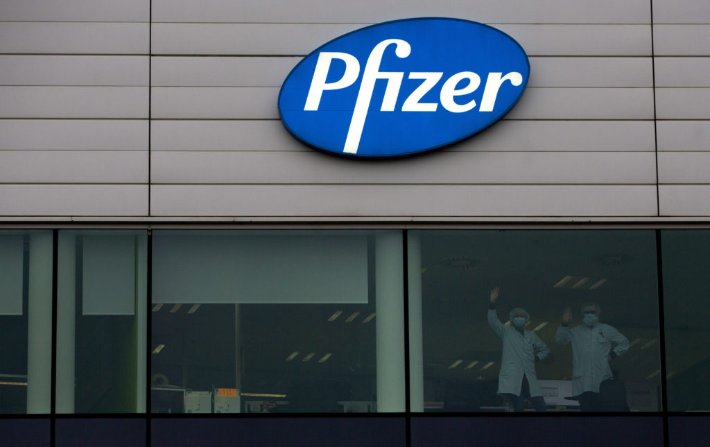 WSJ: Η Pfizer μειώνει στο μισό την φετινή παραγωγή του εμβολίου COVID-19