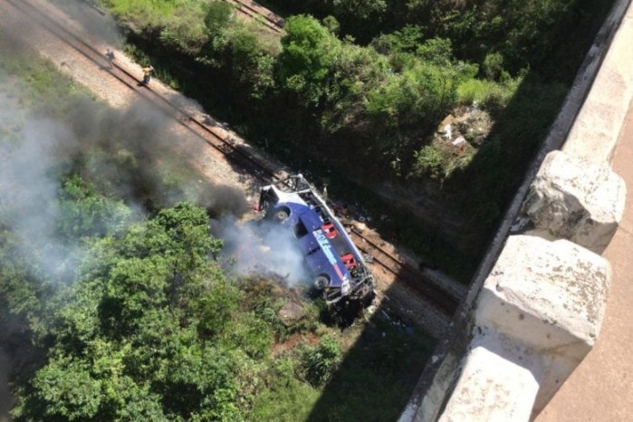 Βραζιλία: 16 τουλάχιστον νεκροί από πτώση λεωφορείου από μια οδογέφυρα (Videos)