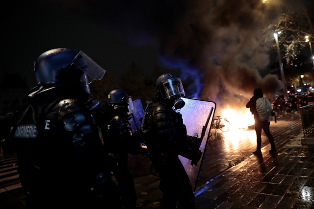 Άνω – κάτω το Παρίσι από τις διαδηλώσεις – 22 συλλήψεις