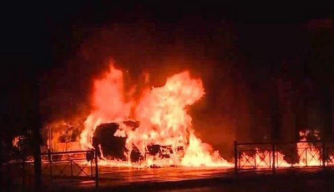 Στις φλόγες αυτοκίνητο στο Κουκάκι – απεγκλωβίστηκαν τέσσερις ένοικοι πολυκατοικίας (video)