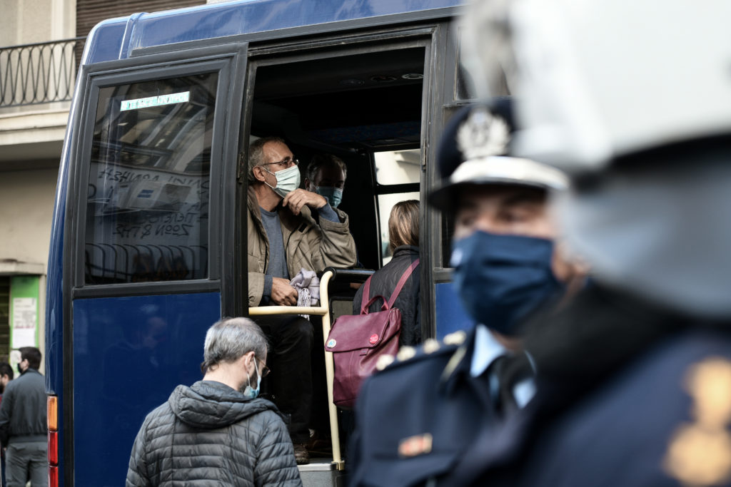 Σε συλλήψεις μετατρέπονται οι δεκάδες προσαγωγές συνδικαλιστών, γιατρών και δικηγόρων (Photos/Video)