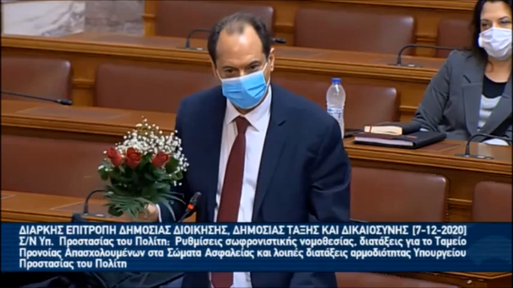 Μια συμβολική ανθοδέσμη έδωσε ο Σπίρτζης στον Χρυσοχοΐδη – Αντιδράσεις από τον υπουργό ΠΡΟΠΟ και την Βούλτεψη  (Video)