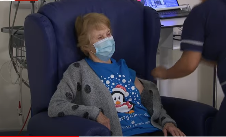 Κορονοϊός: Μια 90χρονη Βρετανίδα έκανε το πρώτο εμβόλιο των Pfizer/ BioNTech (Video)