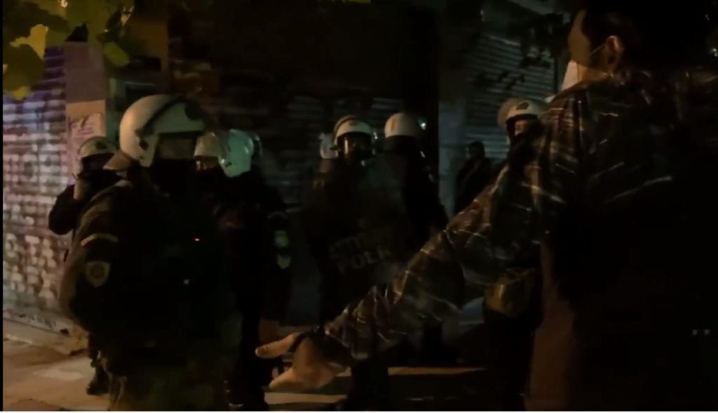 Αστυνομικός αρνείται να δώσει τα στοιχεία του σε πολίτη (Video)