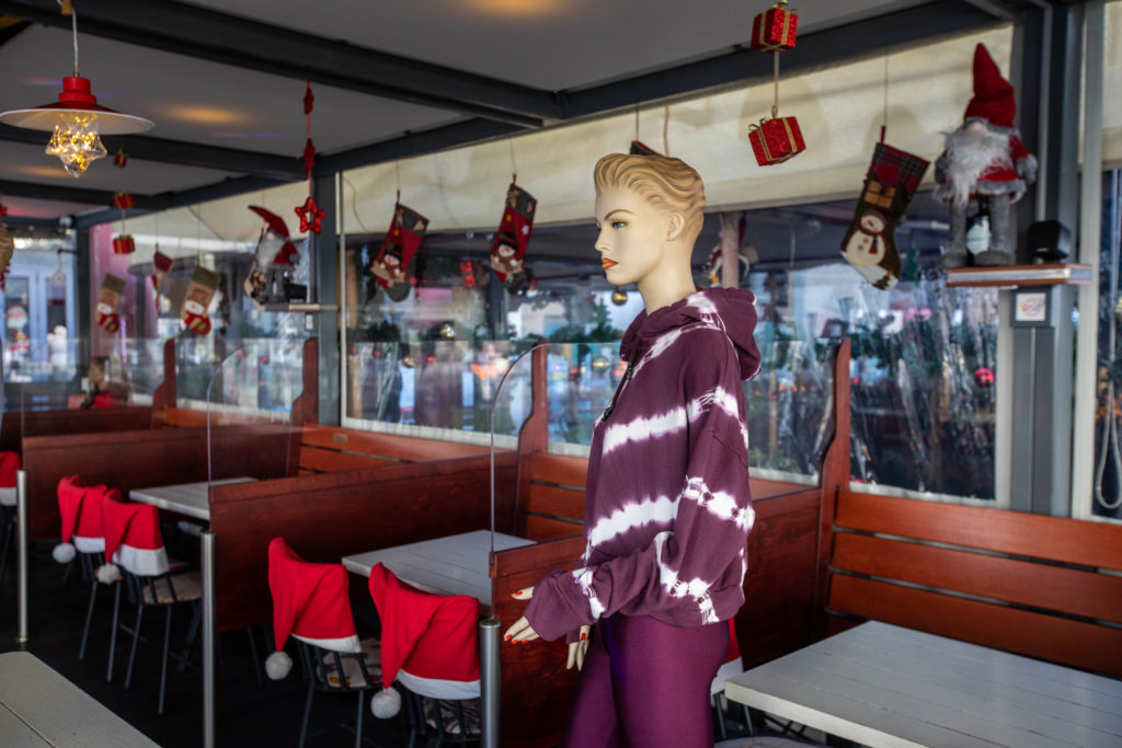 Ψητοπωλείο στη Θεσσαλονίκη έβαλε κούκλες στα τραπέζια αντί για πελάτες (Photos)