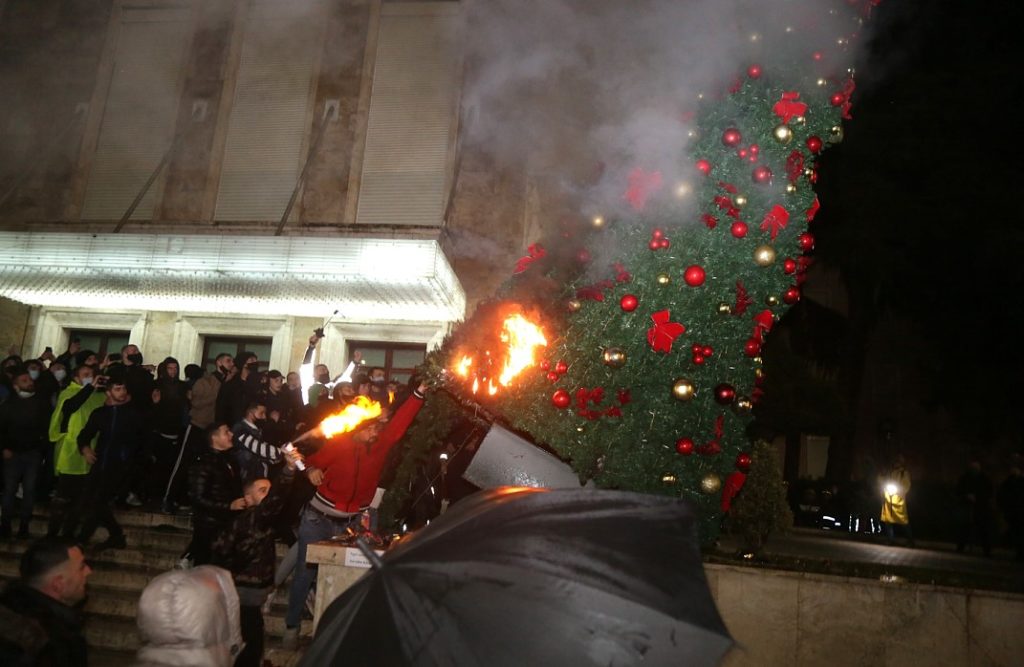 Αλβανία: Οργή για τη δολοφονία 25χρονου από αστυνομικά πυρά – Επεισόδια έξω από υπουργείο στα Τίρανα