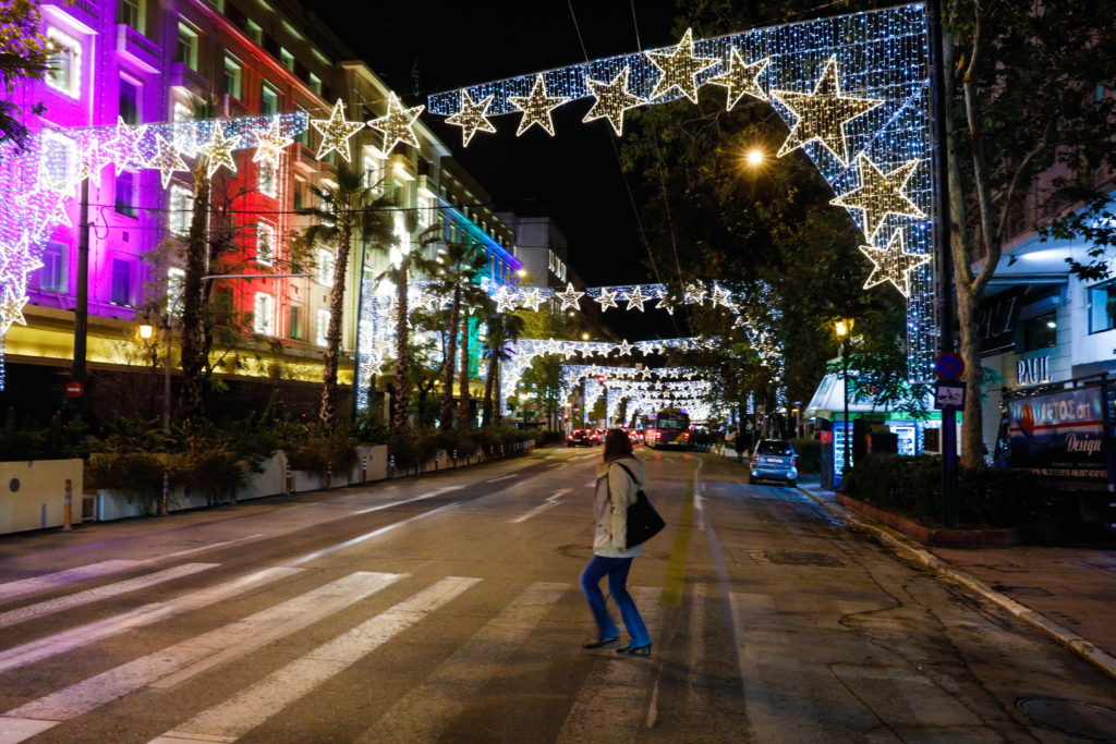 Η άδεια Αθήνα στολίζεται… για να δείξει τη γύμνια της! (Photos)