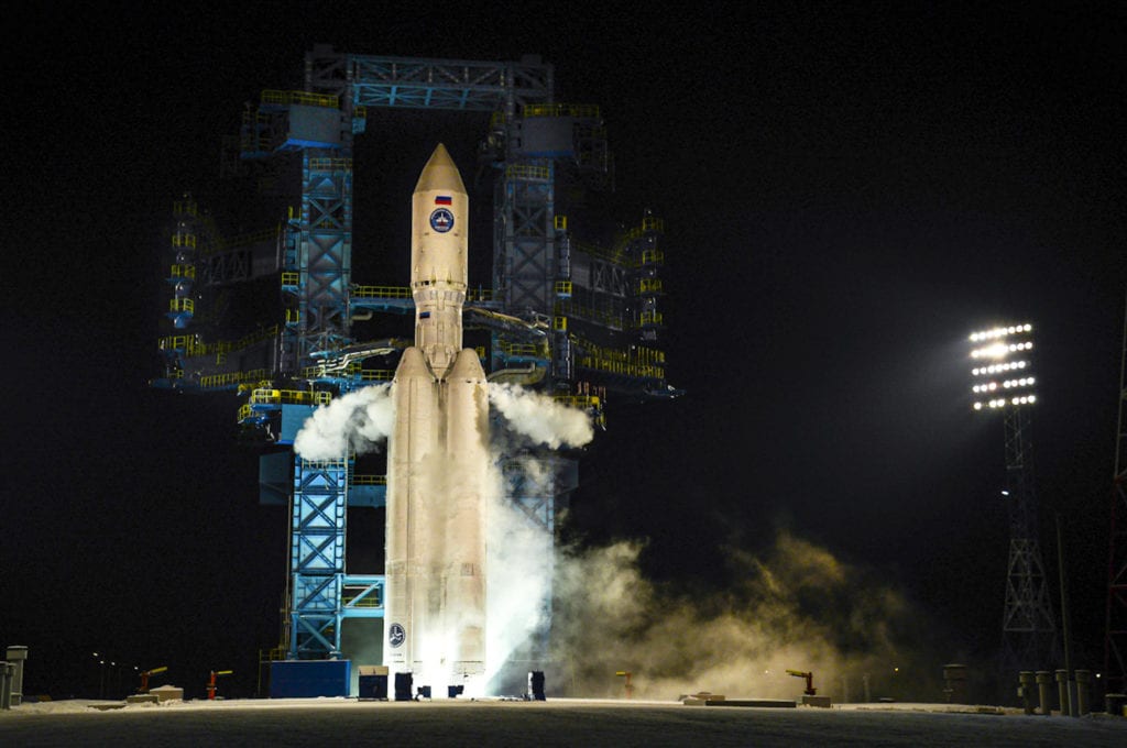 Η Ρωσία εκτόξευσε επιτυχώς βαρέος τύπου διαστημικό πύραυλο-φορέα, τον Angara A5 (Video & Photos)
