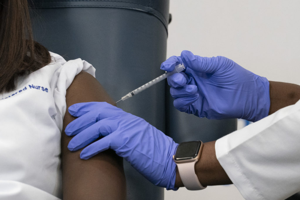 ΗΠΑ-Κορονοϊός: Μια νοσηλεύτρια στη Νέα Υόρκη, η πρώτη που έκανε το εμβόλιο (Photos)
