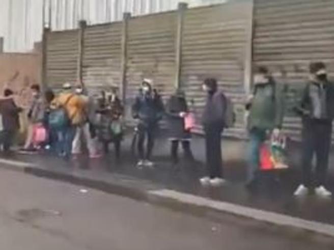 Ο κορονοϊός έφερε πείνα στην Ιταλία: Τεράστιες ουρές από άνεργους και άπορους για ένα κομμάτι ψωμί (Video)