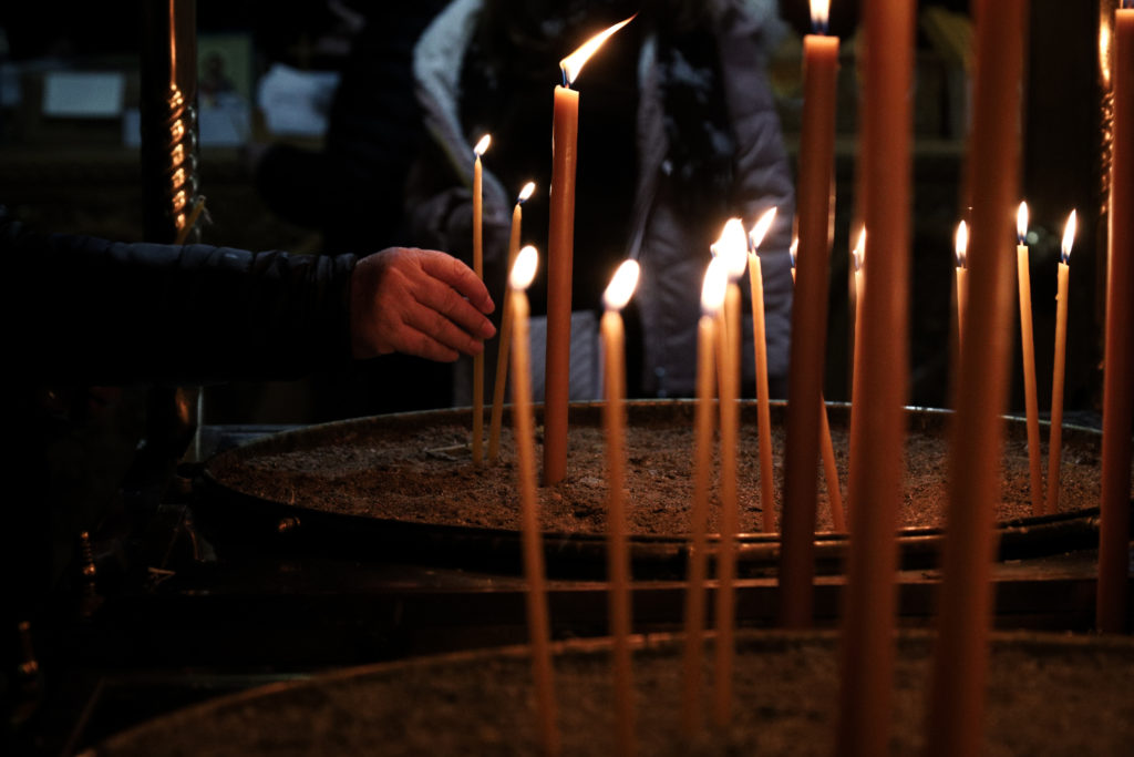 «Ρελάνς» Μητσοτάκη με 50 άτομα στους μητροπολιτικούς ναούς – Ολόκληρο το ΦΕΚ