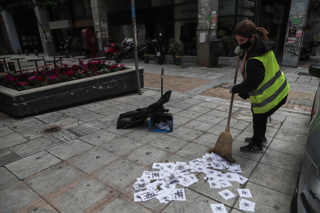 Πέταξαν τρικάκια έξω από το σπίτι της Σοφίας Νικολάου (Photos)