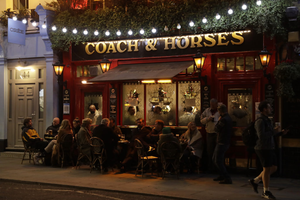 Βρετανία: Κατεβάζουν για τρίτη φορά ρολά παμπ και εστιατόρια στο Λονδίνο