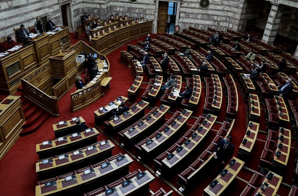 Βουλή: Με τις ψήφους της ΝΔ «πέρασε» το πολυνομοσχέδιο – Αντιδράσεις και αποχωρήσεις από την αντιπολίτευση