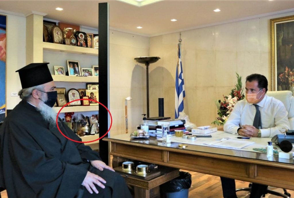 Κάτι… τρέχει με τις φωτογραφίες του Άδωνη στο υπουργείο – Θέλει να κρύψει κάτι; (Photos)
