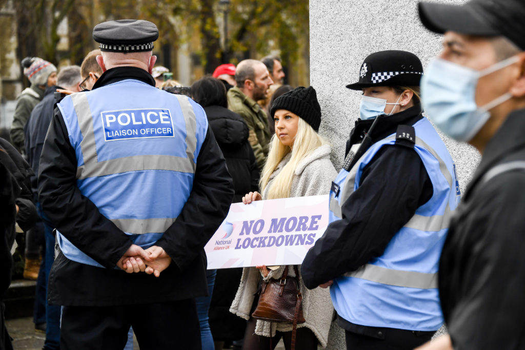 Κορονοϊός: Η Βρετανία σκέφτεται καθολικό lockdown μετά τα Χριστούγεννα