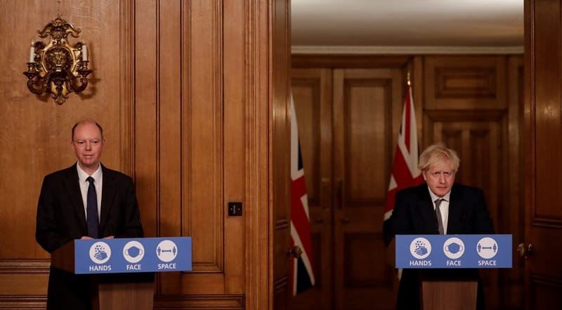 Η Βρετανία συζητά για νέα μέτρα για το νέο στέλεχος Covid που εξαπλώνεται ταχύτερα