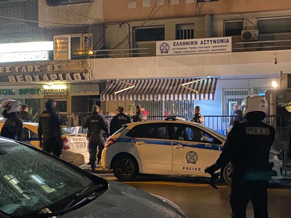 Θεσσαλονίκη: 32χρονος αυτοτραυματίστηκε με ξυράφι έξω από αστυνομικό τμήμα (σκληρό βίντεο)