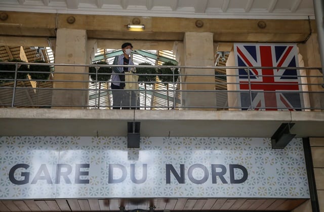 Η Γαλλία εξετάζει το ενδεχόμενο να απαγορεύσει τις πτήσεις και τα δρομολόγια των τρένων από τη Βρετανία