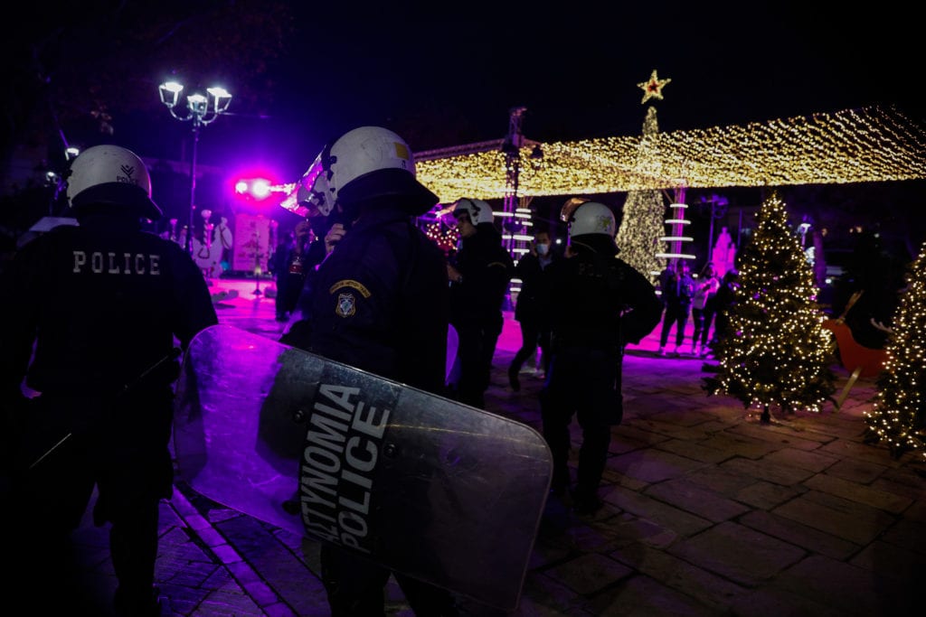 Ελευσίνα-Πρωτοφανείς εικόνες: ΜΑΤ κατέλαβαν κεντρική πλατεία με φόντο το χριστουγεννιάτικο δέντρο (Photos)