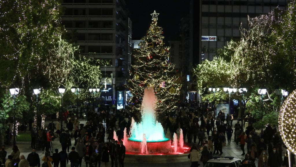 Εικόνες συνωστισμού στο φωταγωγημένο Σύνταγμα, επεισόδια κατά lockdown στον Ασπρόπυργο (Photos)