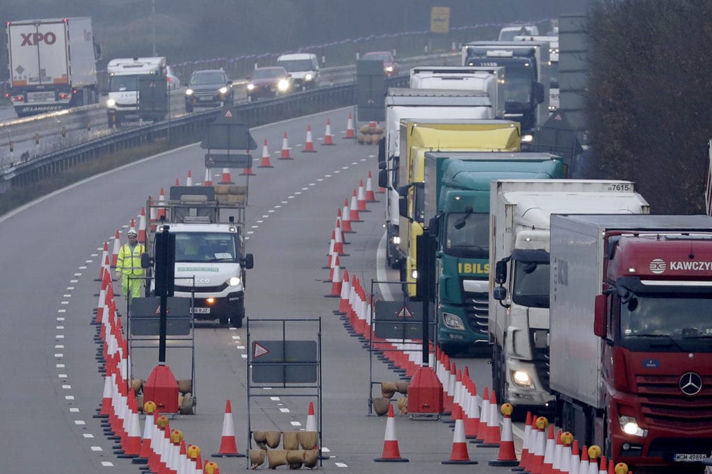 Βρετανία: Η μετάλλαξη του κορονοϊού προκάλεσε χάος στους δρόμους – Ουρές χιλιομέτρων από ακινητοποιημένα φορτηγά
