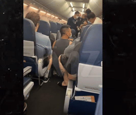 ΗΠΑ: Τρομακτικές σκηνές σε πτήση της United Airlines – Άνδρας με συμπτώματα Covid-19 πέθανε στον αέρα (Video)