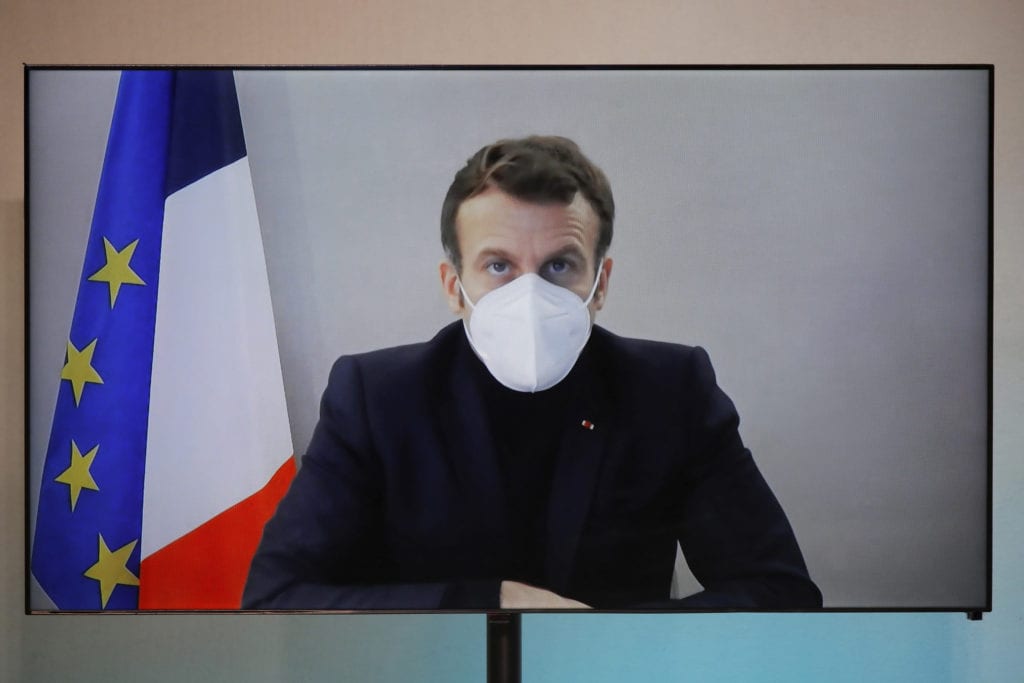 Γαλλία: Ο πρόεδρος Μακρόν εξακολουθεί να παρουσιάζει συμπτώματα COVID-19