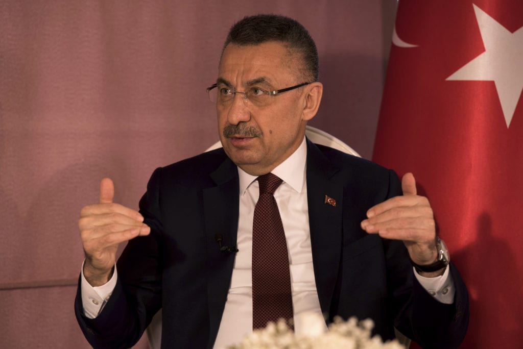 Διέκοψε την ομιλία του ο αντιπρόεδρος της τουρκικής κυβέρνησης – Αισθάνθηκε αδιαθεσία (Video)