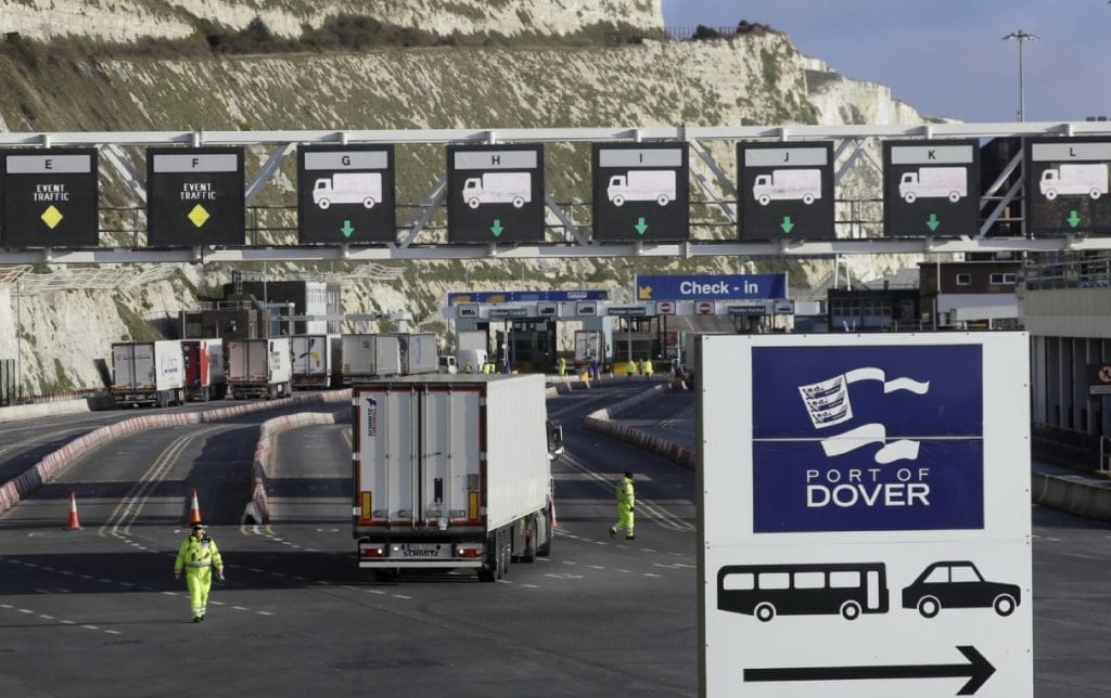 Βρετανία: Πάνω από 4.500 φορτηγά κατάφεραν να φύγουν από το Ντόβερ – Είχαν αποκλειστεί για μέρες στην περιοχή