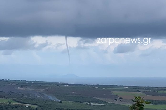 Εντυπωσιακός υδροστρόβιλος στα νότια των Χανίων (εικόνες)