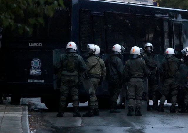 Θεσσαλονίκη: Aπόπειρα εισβολής με μαχαίρια και καδρόνια σε δομή προσφυγόπουλων στο Ωραιόκαστρο