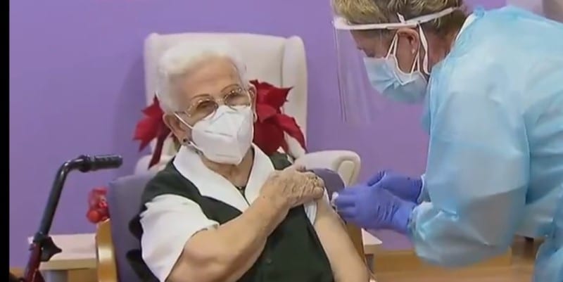 Ισπανία: Μια 96χρονη ήταν ο πρώτος άνθρωπος που εμβολιάστηκε στην Ισπανία (video)