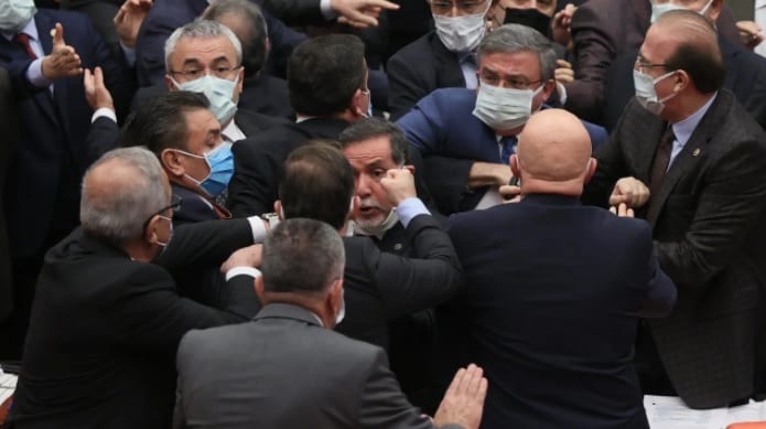 Τουρκία: Σε «αρένα» μετατράπηκε το κοινοβούλιο μετά από αναφορές για τον… Οτσαλάν (Photos)