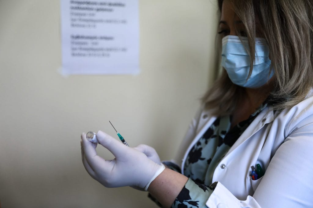 Κορονοϊός: Δεύτερη μέρα εμβολιασμών – Κικίλιας και Τσίπρας εμβολιάζονται σήμερα