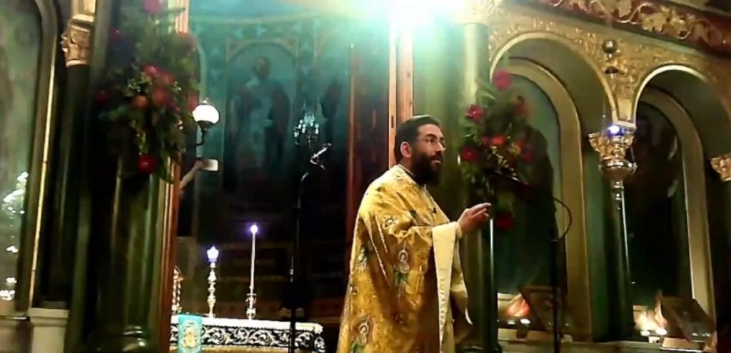 Εκνευρισμένος ιερέας σταματάει τη λειτουργία και ζητά από όσους δεν φορούν μάσκα να βγουν έξω (Video)
