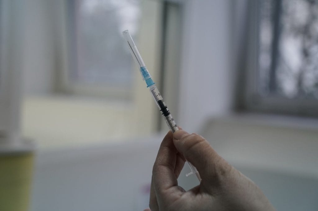 Κορονοϊός: Ξεκινούν από την Τρίτη οι εμβολιασμοί σε τέσσερα νοσοκομεία της περιφέρειας