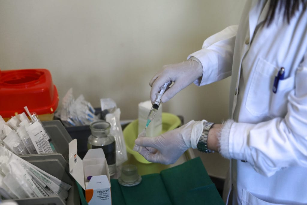 Ελλάδα- κορονοϊός: Την Τρίτη φτάνουν 83.850 δόσεις εμβολίων – Μία «μη σοβαρή» αλλεργική αντίδραση έως τώρα