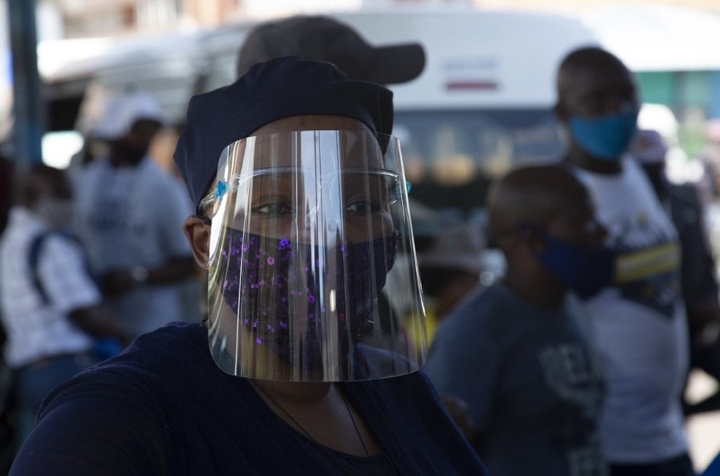 Νότια Αφρική: Υποχρεωτική χρήση μάσκας, απαγόρευση πώλησης αλκόολ και ακύρωση εκδηλώσεων λόγω Covid-19