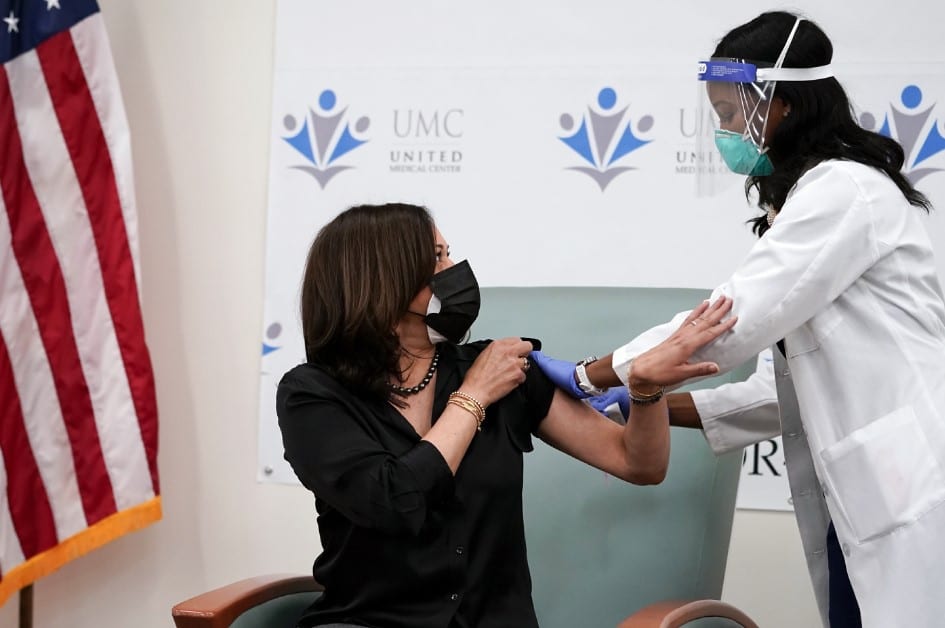 ΗΠΑ: Εμβολιάστηκε κατά του κορονοϊού η Καμάλα Χάρις
