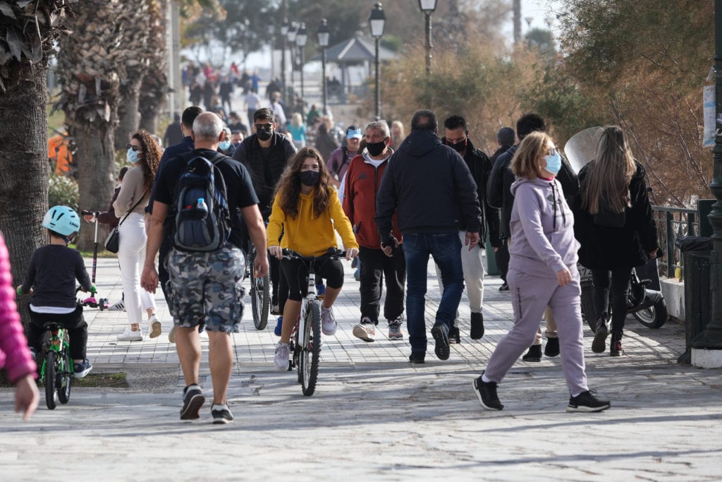 Κορονοϊός: Ανησυχία από το υψηλό επιδημιολογικό φορτίο – Τι θα γίνει μετά τις γιορτές με σχολεία, λιανεμπόριο και εστίαση