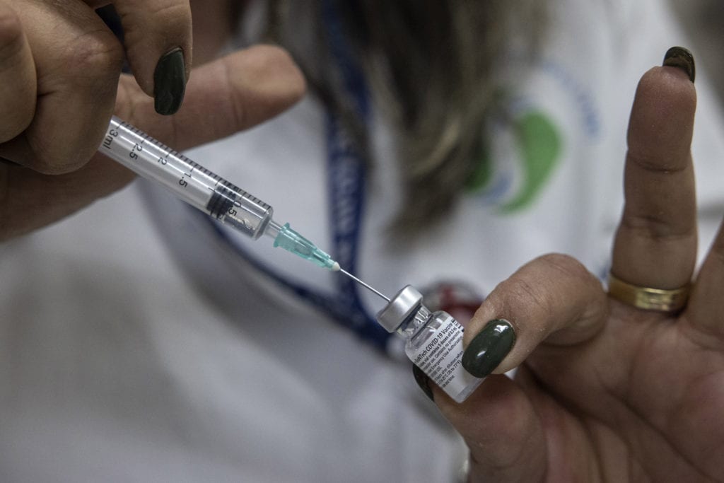 ΗΠΑ: Νοσηλευτής βρέθηκε θετικός στον κορονοϊό μία βδομάδα αφότου έκανε το εμβόλιο