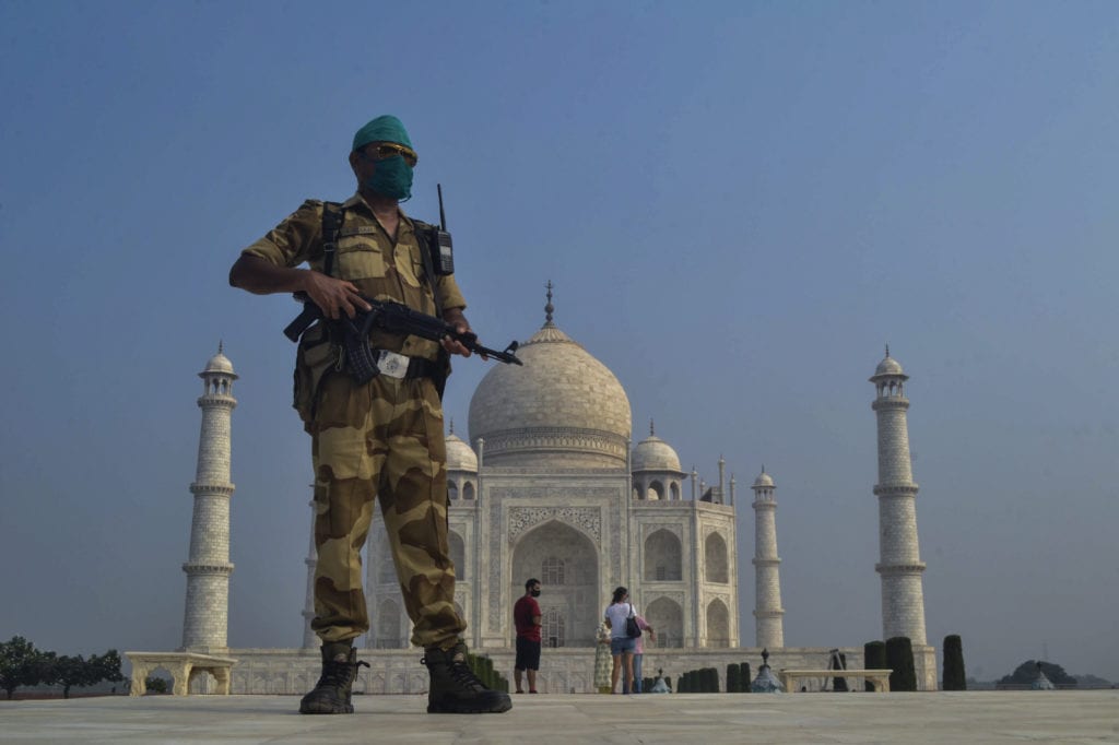 Ινδία: Χιλιάδες επισκέπτες συρρέουν στο Ταζ Μαχάλ παρά την πανδημία