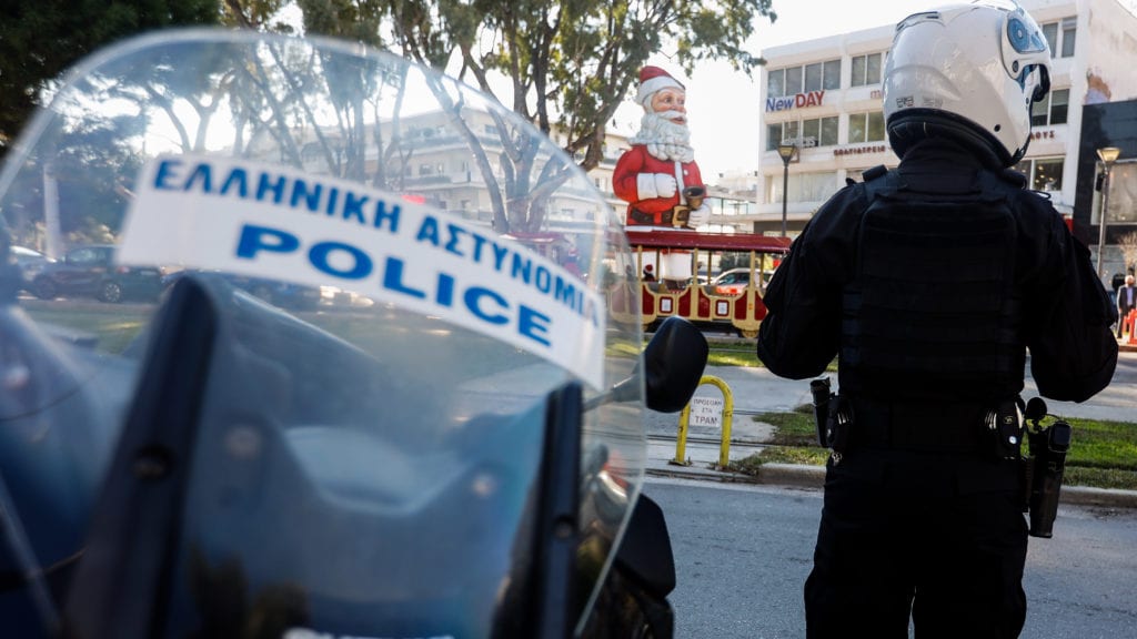 Σε «αστυνομικό κλοιό» η αλλαγή του χρόνου – «Στις δέκα η πόλη πρέπει να είναι νεκρή», λέει ο Χρυσοχοΐδης