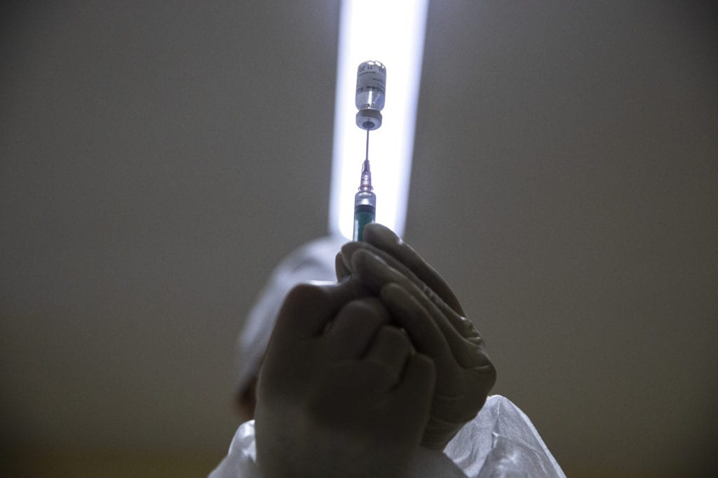 Γερμανία: Ειδικοί προτείνουν αναβολή της δεύτερης δόσης του εμβολίου λόγω της ανεπάρκειας, ώστε να εμβολιαστούν περισσότεροι