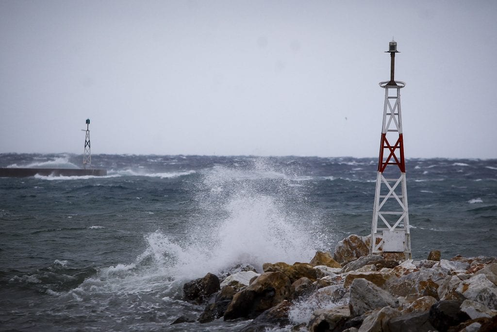 Συννεφιασμένη Κυριακή με βροχές και πτώση τη θερμοκρασίας