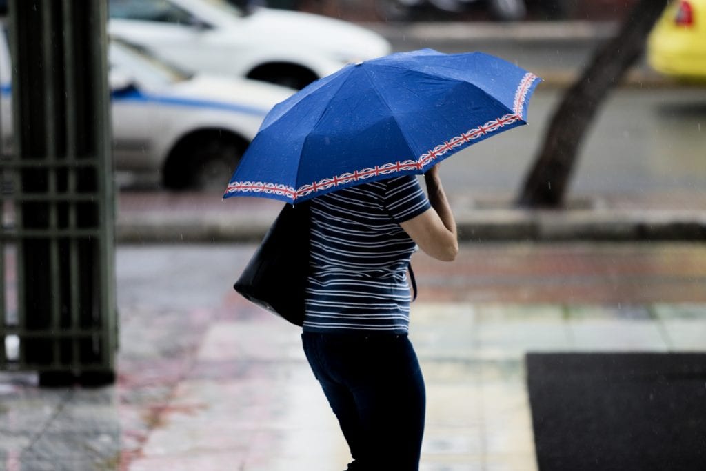 Βροχερός ο καιρός και σήμερα